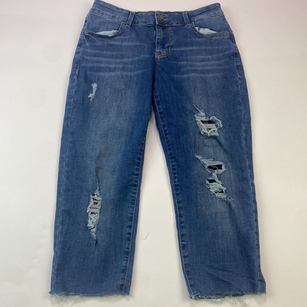Maurices Women's Mid Rise Medium Capri Jeans Distressed